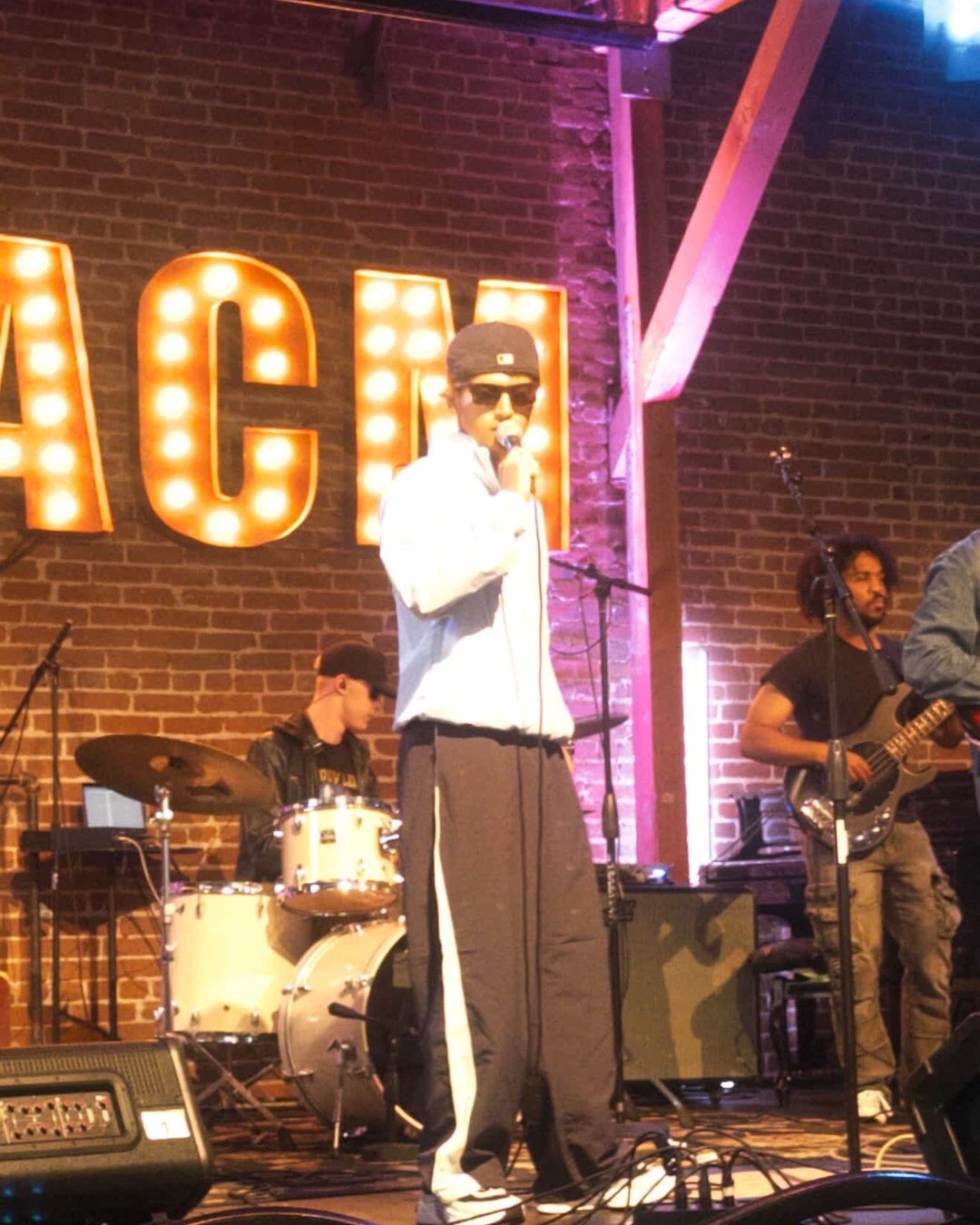 Daniel Asciros performing live