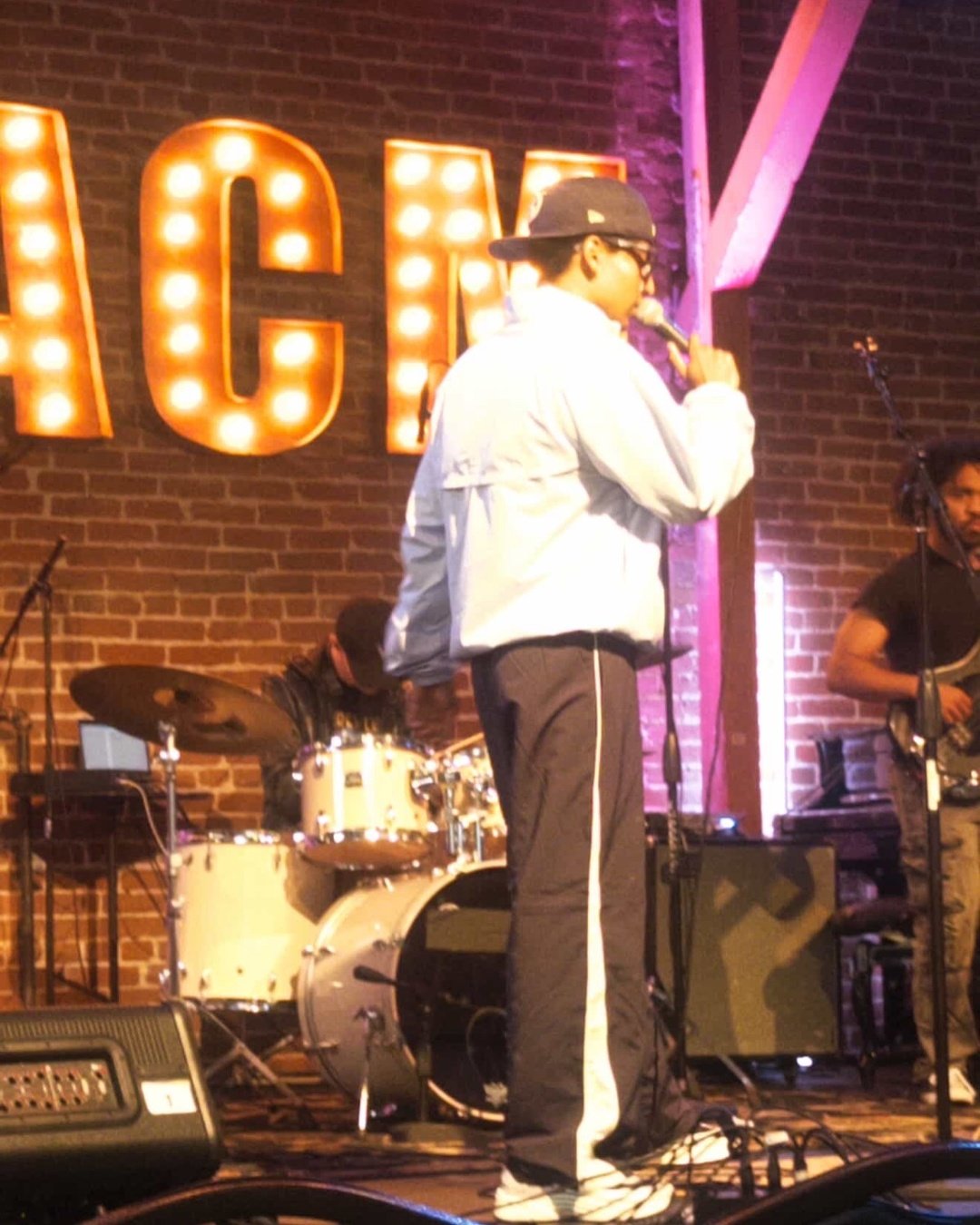 Daniel Asciros performing live