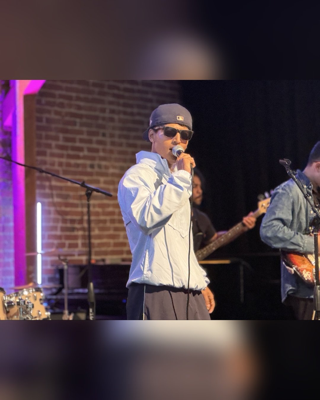 Daniel Asciros performing live